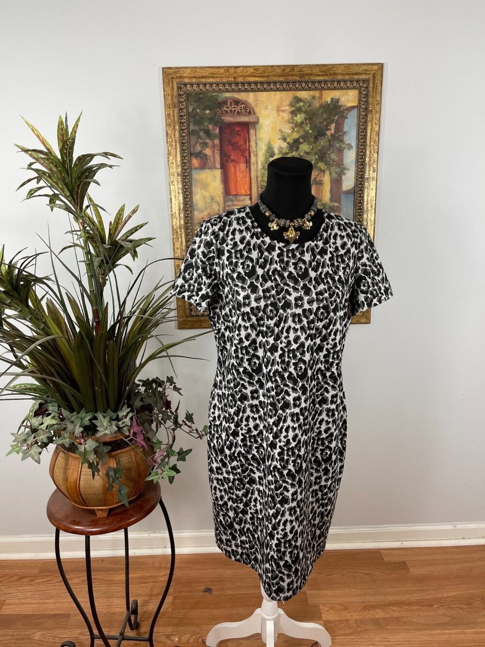Calvin Klein Shift Dress Women's Size 12 Leopard Print Round Neck Minimalist